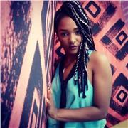 Profesora de baile imparte clases a personas de todas las edades